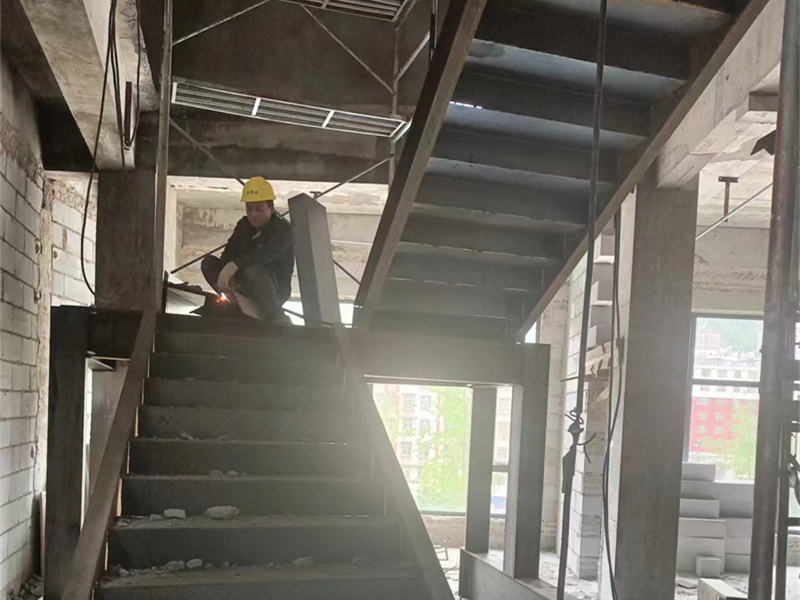安宁中天花园新增钢楼梯